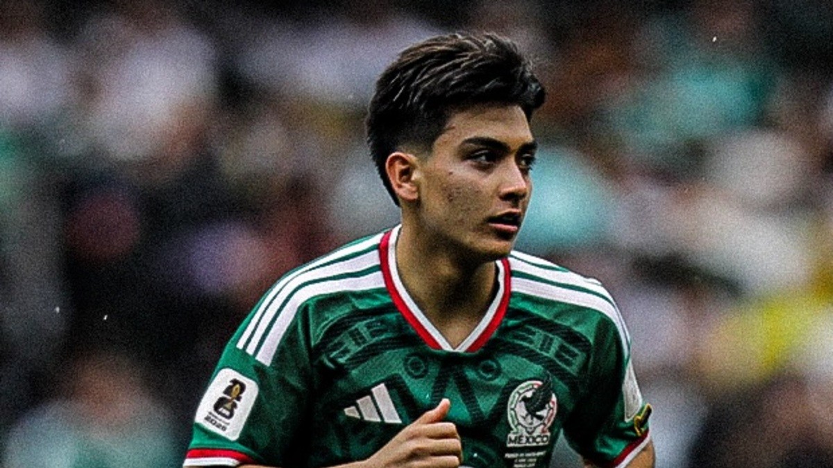 Gilberto Mora playing for Mexico